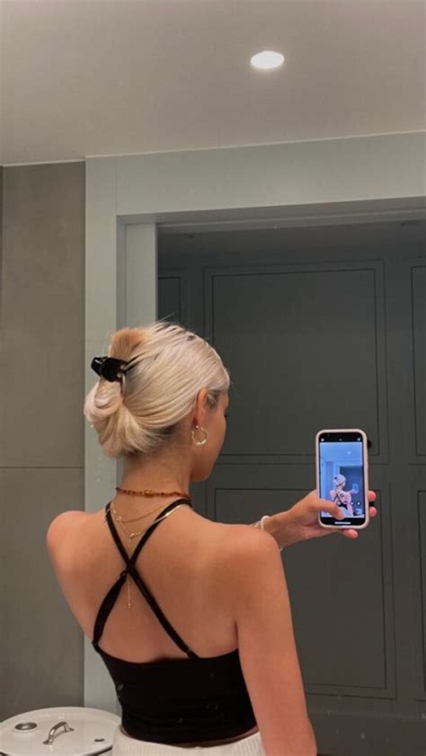 How to Take a Mirror Selfie for Your IG Post .